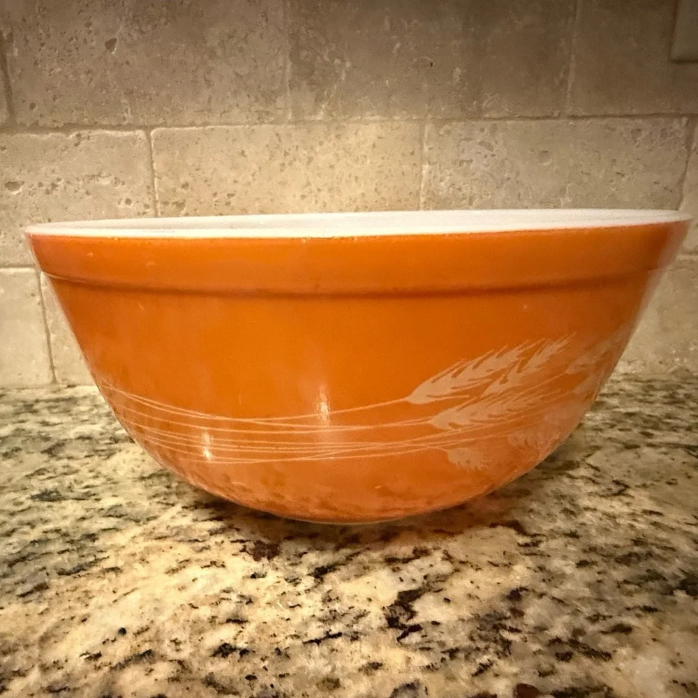 Pyrex Autumn Harvest Wheat mixing bowl. Vintage.